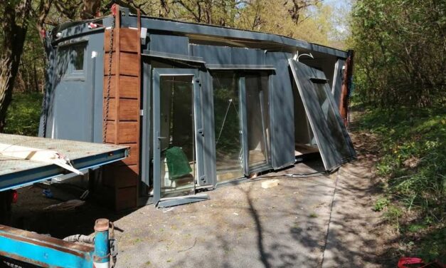 Darabokra szaggatta a fa a drága lakókonténert: kaotikus állapotok Budán a Szépjuhászné úton