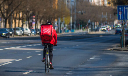 Nem kell börtönbe mennie annak az autósnak, aki szándékosan gázolta el a futárt Budapest belvárosában