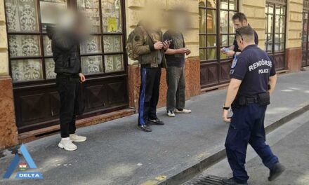 Rajtaütés a belvárosban: Milliós készpénz és fehér por a rendőrségi drograzzián, a szomszédok buktatták le a terézvárosi kristálytanyát