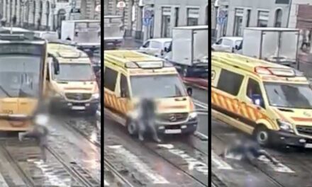 Durva videó Budapestről: Szirénázó mentőautó gázolt el egy férfit a villamos mellett
