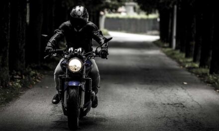 Milyen ruhát vegyünk fel motorozáshoz?