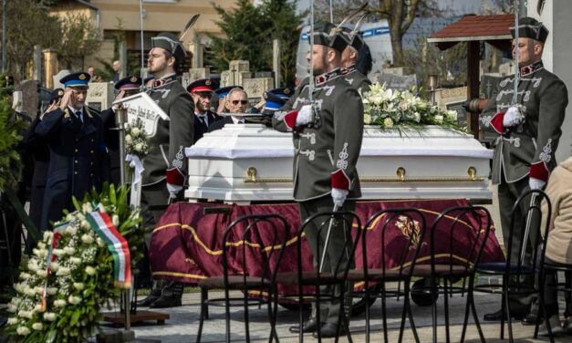 „Bálint bátor lélek volt, aki akkor is lépett, amikor veszélyes volt” – hófehér koporsóban temették el a szolgálat közben elgázolt rendőrt