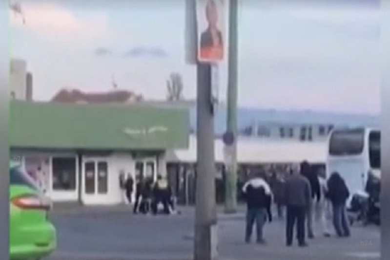 Tömegverekedés Miskolcon: ütötték-verték egymást az emberek – videó a cikkben