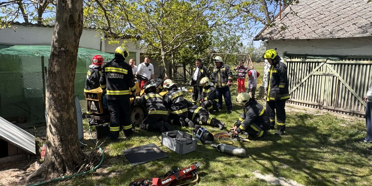 Saját traktora alá szorult egy férfi Balástyán, mentőhelikopterrel vitték kórházba