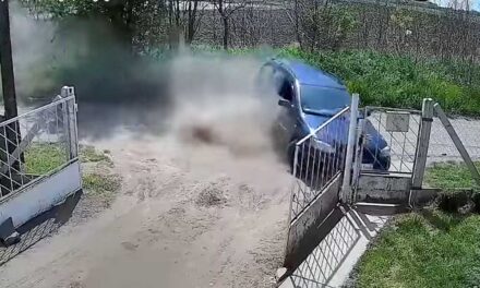 Másodpercen múlt a tragédia – letarolta a családi ház kerítését a kótaji száguldozó – VIDEÓ