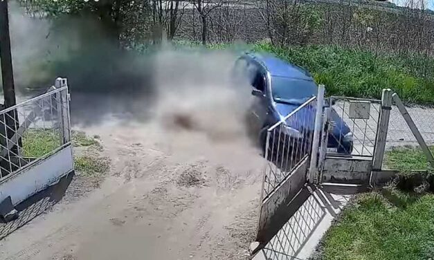 Másodpercen múlt a tragédia – letarolta a családi ház kerítését a kótaji száguldozó – VIDEÓ