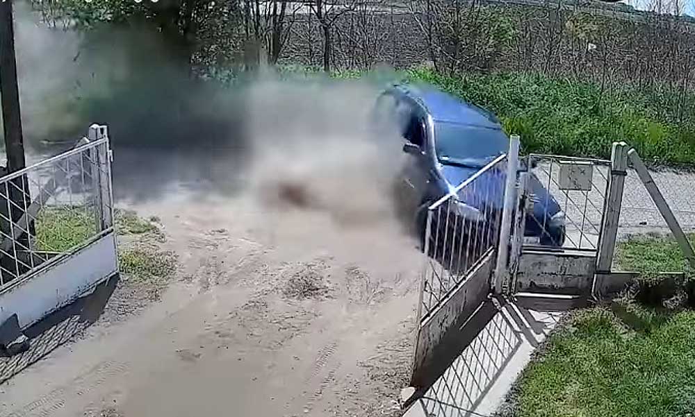 Másodpercen múlt a tragédia – letarolta a családi ház kerítését a kótaji száguldozó – VIDEÓ