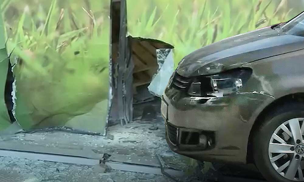 Fék helyett a gázra taposott az idős asszony, majd becsapódott a székesfehérvári állateledel boltba – videó a cikkben