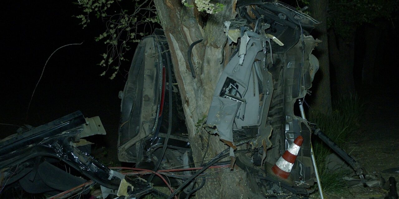Halálos baleset Nagykállónál: fékezés nélkül csapódott a fának a BMW, majd darabokra szakadt