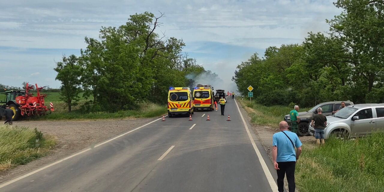 Traktorral ütközött és kigyulladt egy autó Tiszavasváriánál, a sofőr halálra égett a járműben