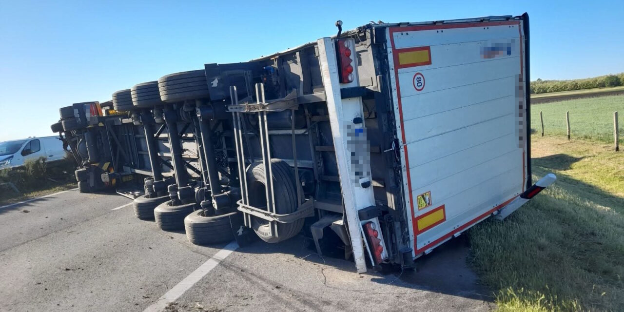 Lezárták az M5-ös autópályát, miután keresztbe fordult és felborult egy kamion – óriási a torlódás a környéken