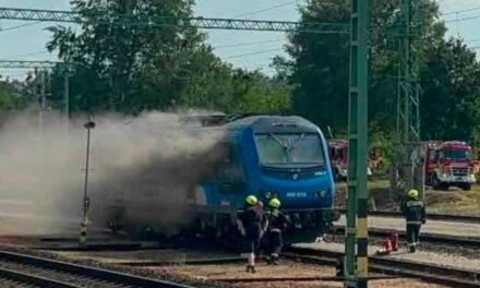 Kigyulladt mozdony Kelenföldön: hétfő éjszakára állhat helyre a Dunántúl vasúti közlekedése