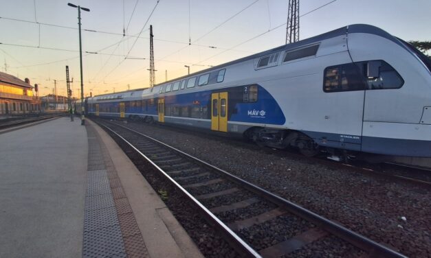 Nehezen indul a nap a MÁV-nál: kisiklott egy vonat Budapesten, fennakadások vannak a győri és a szolnoki vonalon