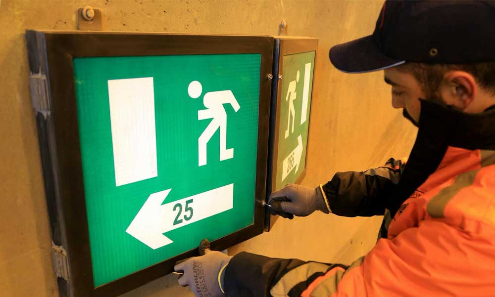 Biztonság minden épületben: a vészhelyzeti táblák jelentősége