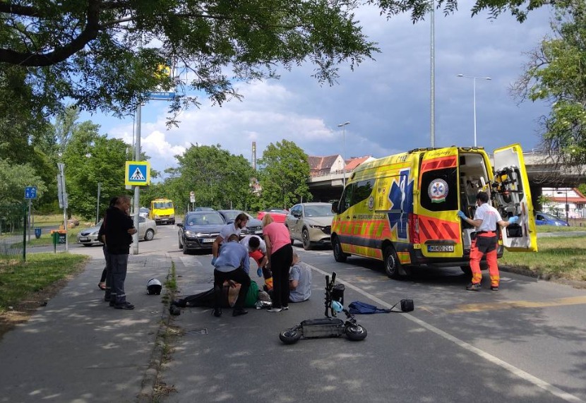 Zebrán ütötte el az elektromos rolleres az idős férfit Budapesten, a gyalogos válságos állapotban van