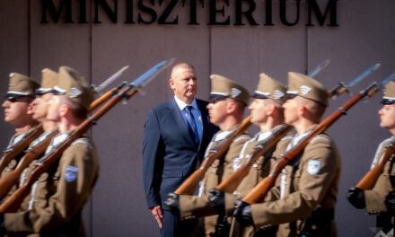 Katonai tiszteletadással fogadták Ruszin-Szendi Romuluszt a Honvédelmi Minisztériumban – videó a cikkben