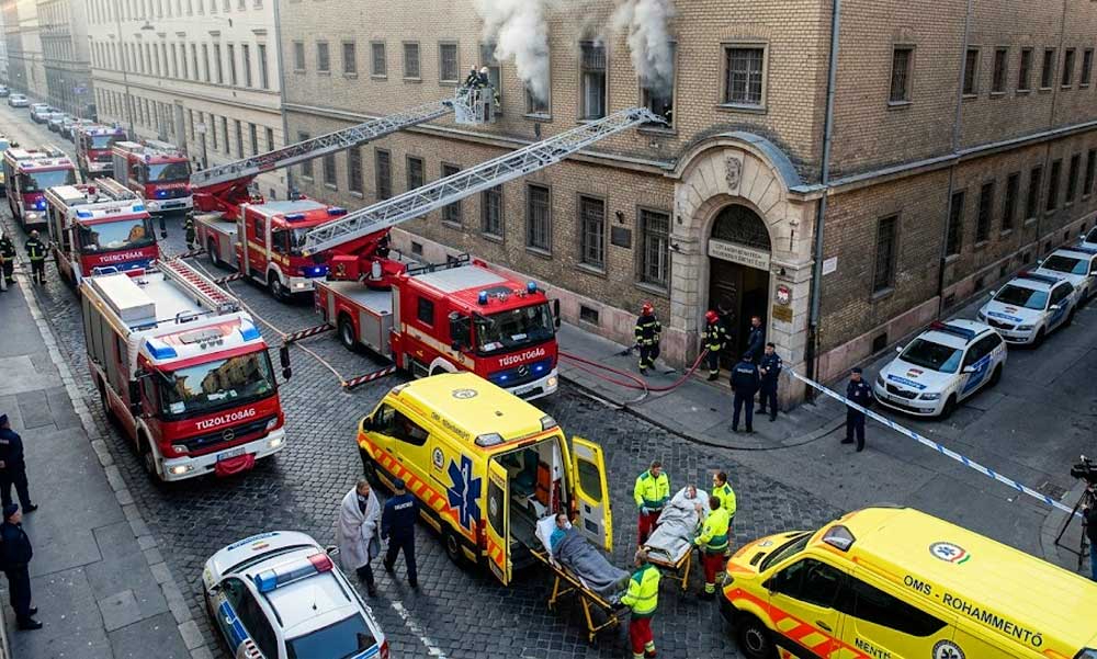 Lángok a budapesti börtönben: Gyújtogatott az egyik rab, többen füstmérgezéssel kórházba kerültek, sok tűzoltó érkezett a helyszínre