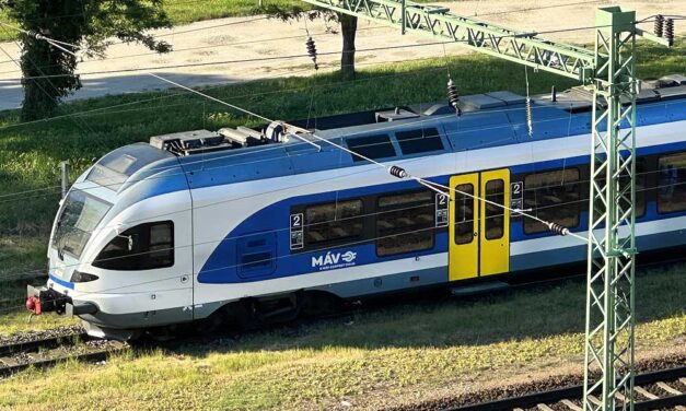 Újra megtörtént: valaki megint felmászott a vonat tetejére Budapesten, hajszálon múlt a tragédia