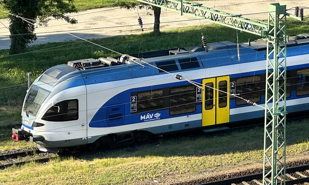 Újra megtörtént: valaki megint felmászott a vonat tetejére Budapesten, hajszálon múlt a tragédia