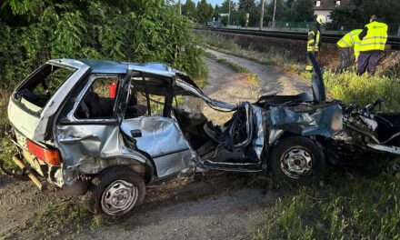 Tragédia Sülysápon: vonattal ütközött egy autó, hárman a helyszínen meghaltak