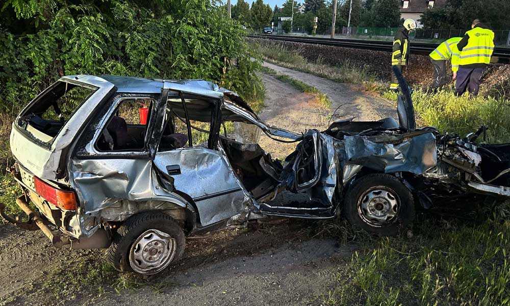 Tragédia Sülysápon: vonattal ütközött egy autó, hárman a helyszínen meghaltak