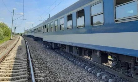Kisiklott egy vonat Gyománál, két utas megsérült – hajnalban a Budapesten hasonló baleset történt