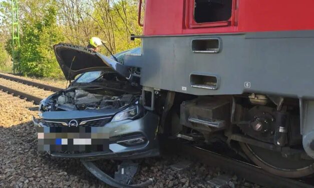 Vasúti baleset a ceglédi vonalon: a tilos jeézés ellenére hajtott a sínekre az opeles – megrázó fotók a helyszínről