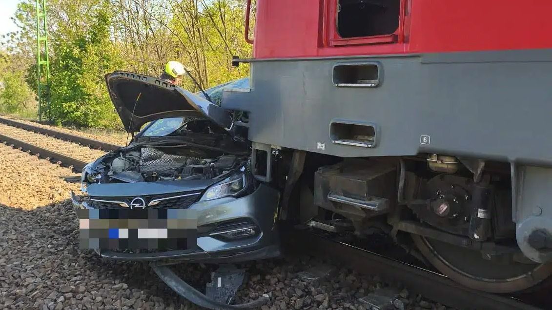 Vasúti baleset a ceglédi vonalon: a tilos jeézés ellenére hajtott a sínekre az opeles – megrázó fotók a helyszínről
