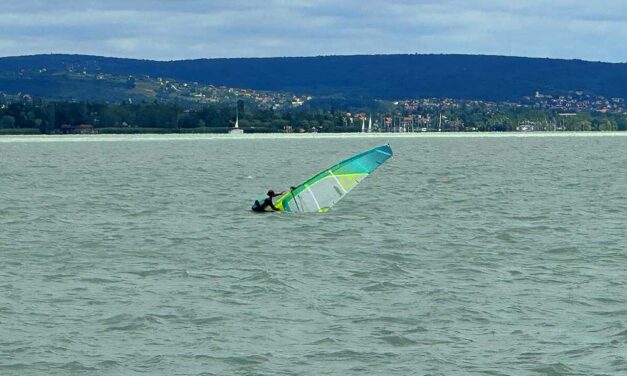 Életmentés Balatonakaliban: rendőrök húztak ki a vízből egy 81 éves szörföst