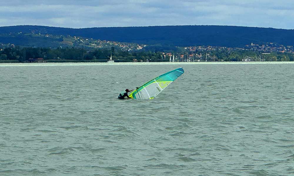 Életmentés Balatonakaliban: rendőrök húztak ki a vízből egy 81 éves szörföst