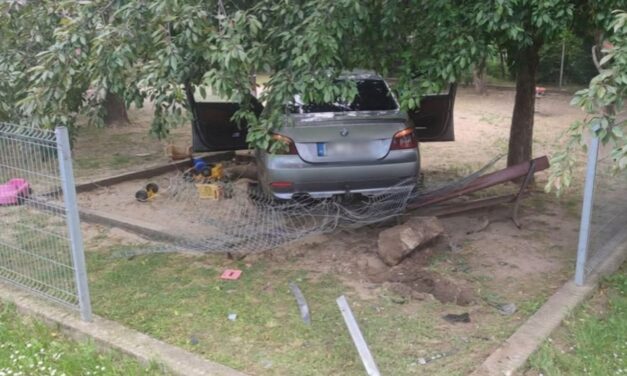 Hajszálon múlott a gyerekek élete: homokozóba hajtott egy ámokfutó BMW-s Dányon