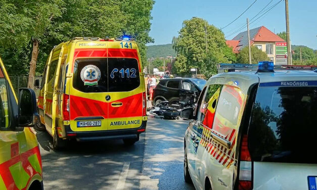 Meghalt a motoros, aki egy kanyarodó autóval ütközött Nagykovácsiban: 150 km/h-val csapódhatott a járműbe
