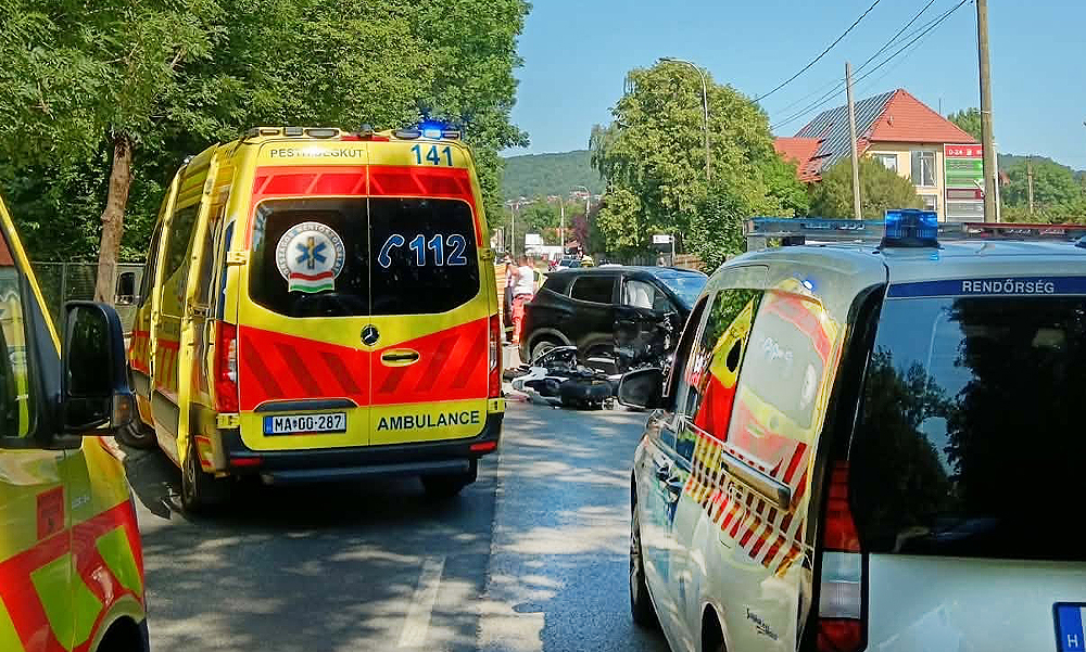 Meghalt a motoros, aki egy kanyarodó autóval ütközött Nagykovácsiban: 150 km/h-val csapódhatott a járműbe