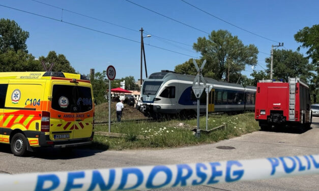 Tragédia Rákospalotán: Vonat elé hajtott és szörnyethalt egy furgon sofőrje a vasúti átjáróban