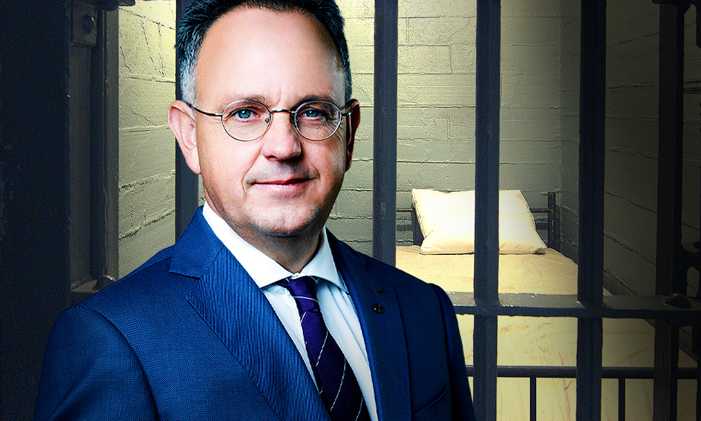 Elszámoltatás: szentmisén imádkoztak az előzetesben lévő Bús Balázsért, élettársa szerint poloskák kínozzák a fideszes politikust a Csillag börtönben
