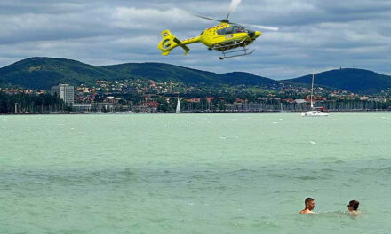 Dráma a Balatonnál: Fejest ugrott a sekély vízbe, mentőhelikopter vitte kórházba a lebénult fiatalt
