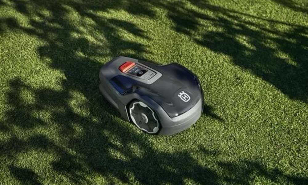 A robotfűnyírók technológiája: hogyan formálja át a mesterséges intelligencia a kerteket?