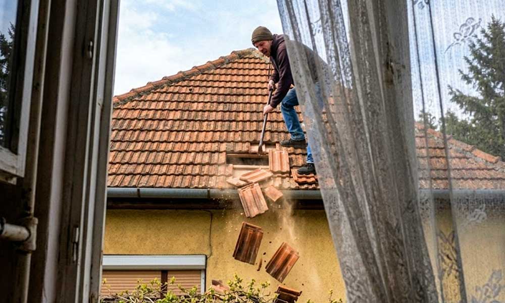 Pókembernek hitte magát és a háztetőkön ugrált a drogos férfi Törökbálinton, óriási kárt okozott