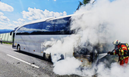 Menet közben gyulladt ki a 27 magyar fiatal focistát szállító busz Ausztriában – Helyszíni fotók