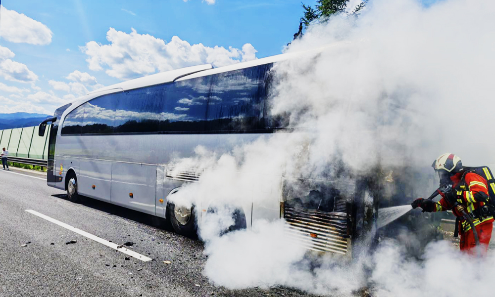 Menet közben gyulladt ki a 27 magyar fiatal focistát szállító busz Ausztriában – Helyszíni fotók