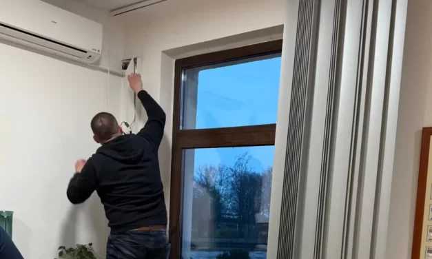 Elítélték Balatonalmádi volt polgármesterét, miután a klímában épített rejtett kamerával figyelte meg a jegyzőt