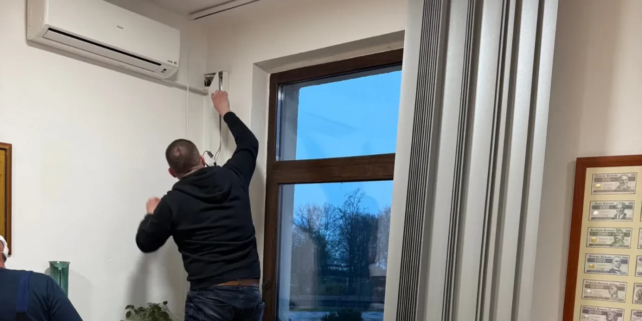 Elítélték Balatonalmádi volt polgármesterét, miután a klímában épített rejtett kamerával figyelte meg a jegyzőt