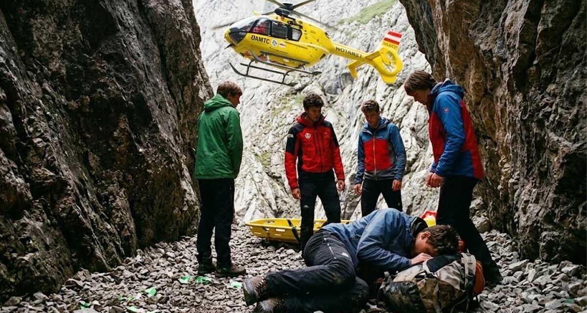 Tragédia az osztrák Alpokban: Szakadékba zuhant és meghalt egy 18 éves magyar fiú, hiába ment érte helikopter, nem tudtak már rajta segíteni