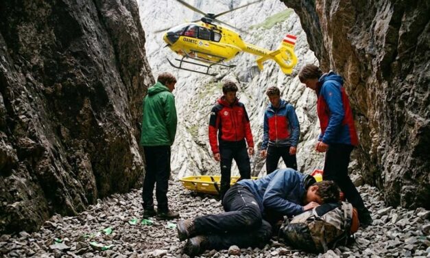 Tragédia az osztrák Alpokban: Szakadékba zuhant és meghalt egy 18 éves magyar fiú, hiába ment érte helikopter, nem tudtak már rajta segíteni