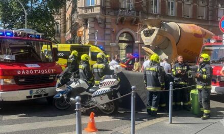 „Amikor kihúzták, hason feküdt, de már sajnos látszott, hogy nem élt” – bentonkeverővel ütközött egy biciklis Budapest belvárosában, a fiatal lány a helyszínen meghalt