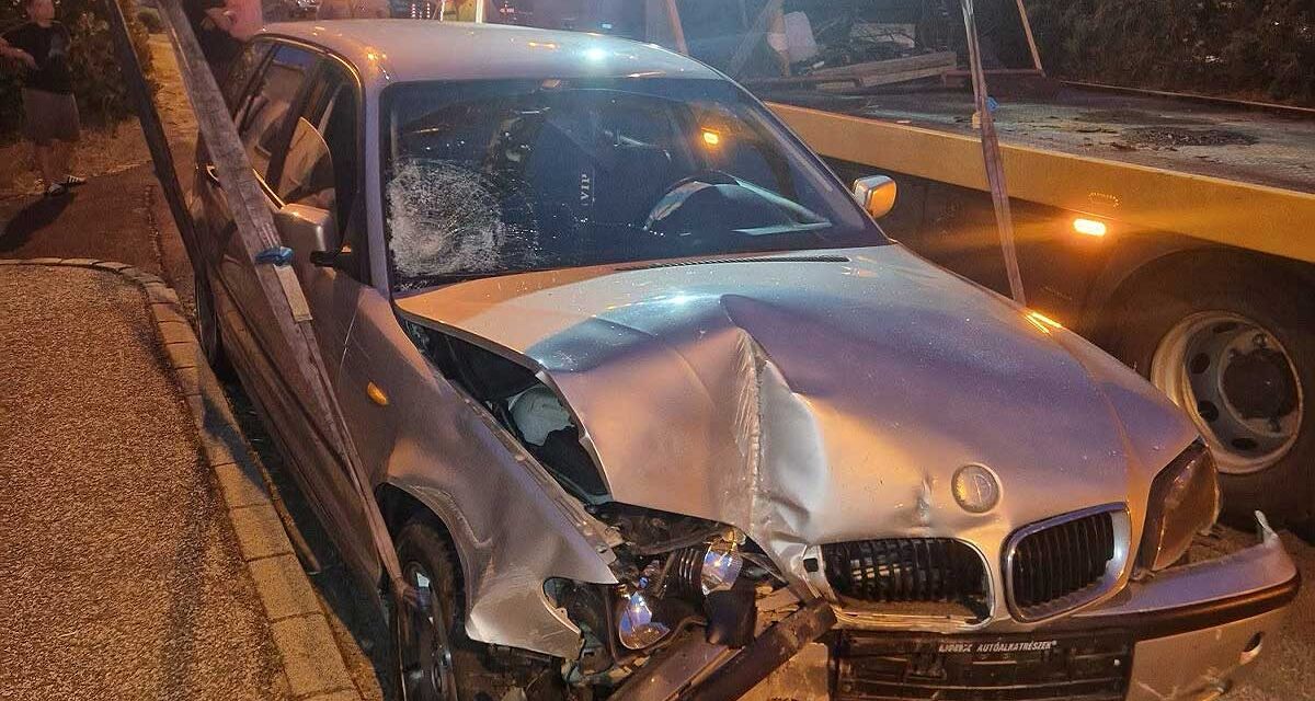 Tragédia Mogyoródon: buszmegállóba csapódott egy ámokfuó BMW-s, életveszélyesen megsérült a 13 éves gyerek