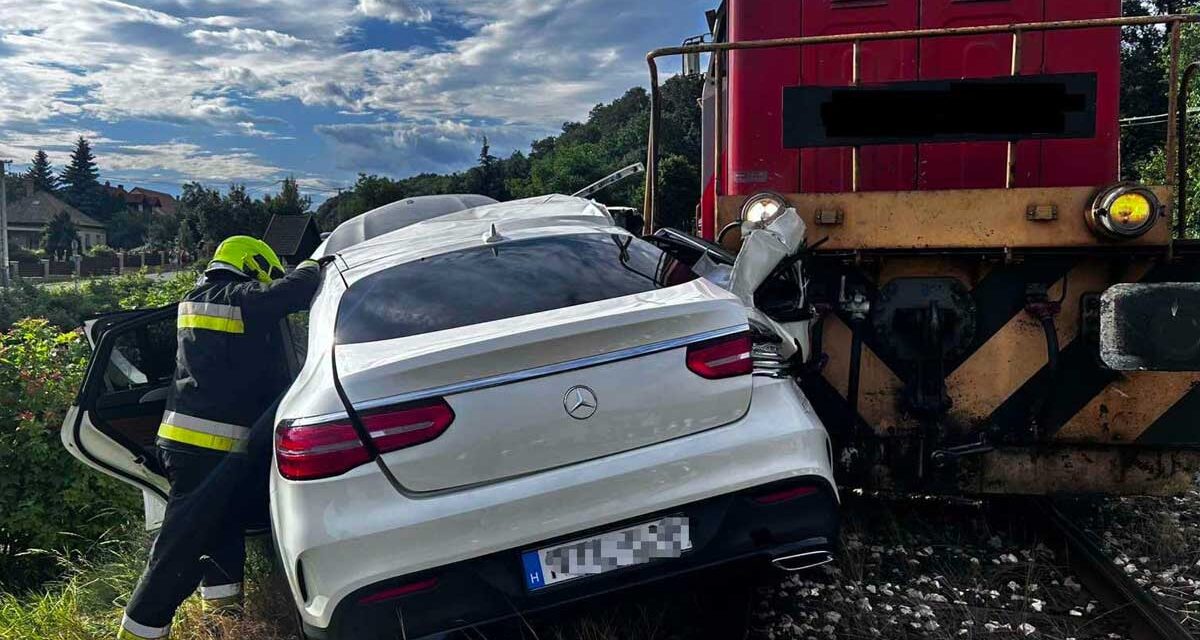 Rommá törte a vonat a luxus Mercedest, oda a szép autó – ez az ára a figyelmetlenségnek