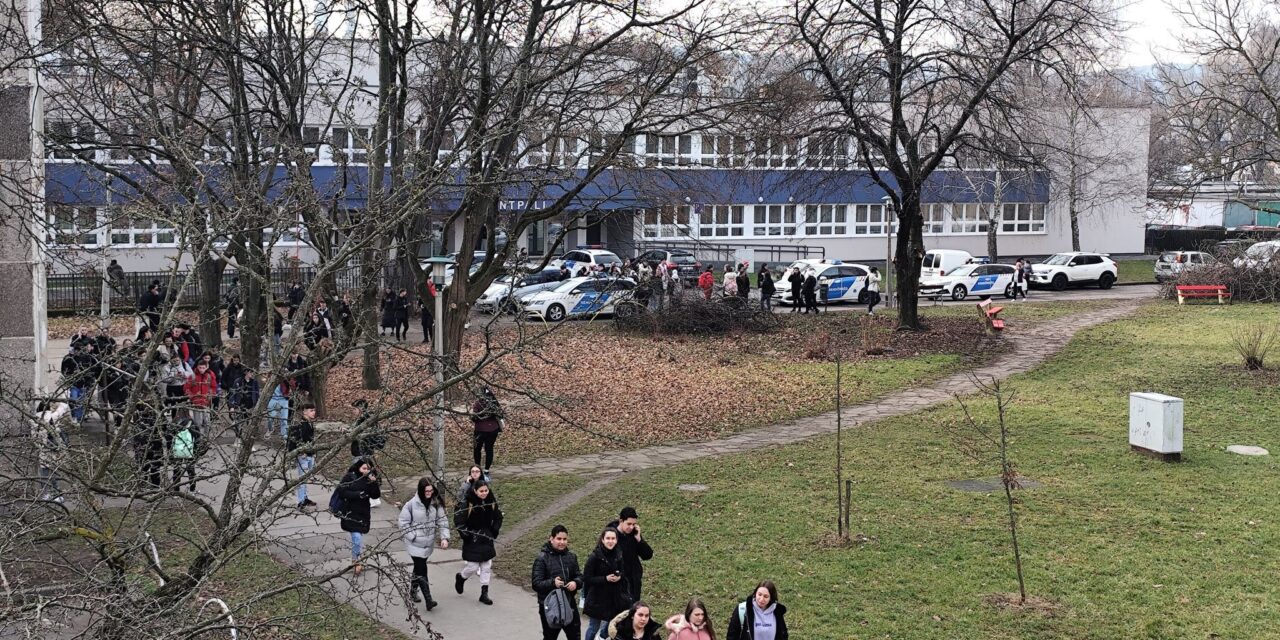 Elítélte a bíróság a tömeges bombariadót szervező kamaszt: nem akadt iskolába járni, ezért 300 iskolának küldött fenyegető levelet