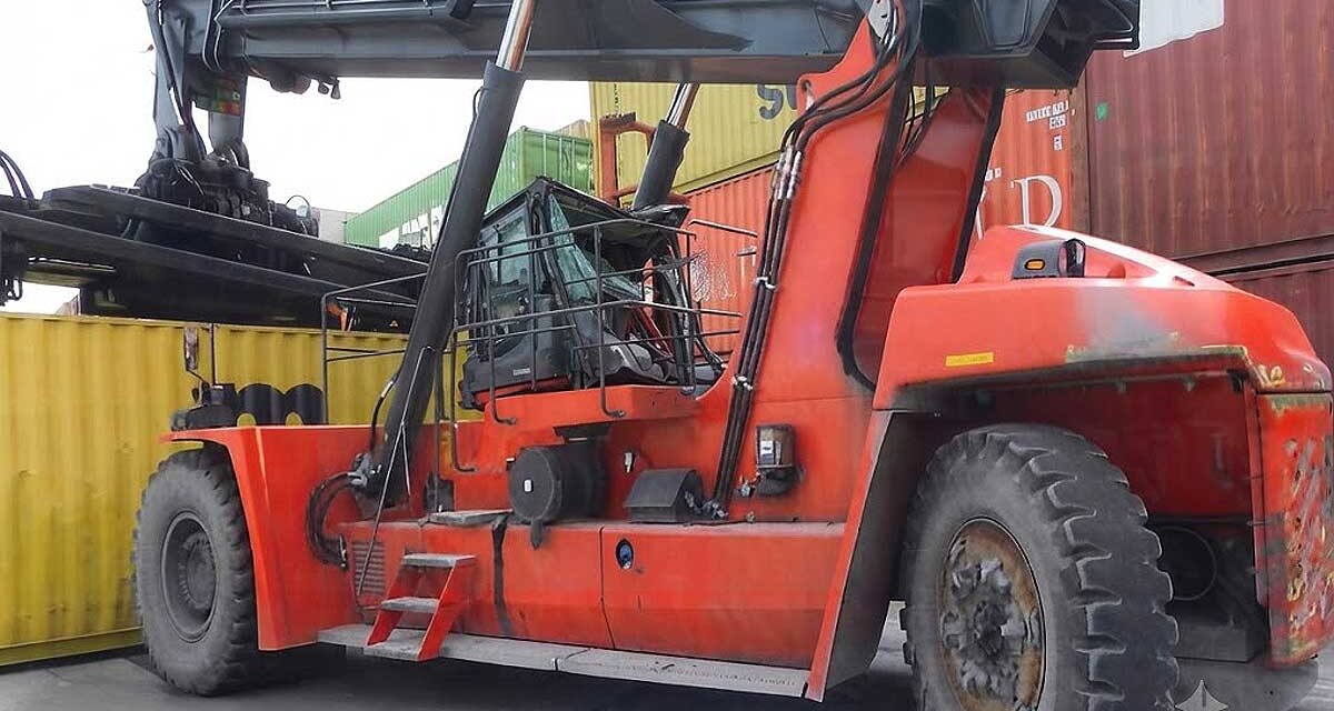 Rázuhant a kamion vezetőfülkéjére a 27 tonnás konténer, a sofőr azonnal szörnyethalt: vádat emeltek a targoncással ellen