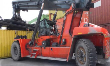 Rázuhant a kamion vezetőfülkéjére a 27 tonnás konténer, a sofőr azonnal szörnyethalt: vádat emeltek a targoncással ellen